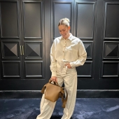 🤍Disponible en boutique : 
Ensemble chemise et pantalon @3x1 
Sac @acnestudios 
Baskets @balenciaga 
#luxuryfashion #mode #designerwear #outfit #ootd #lookdujour